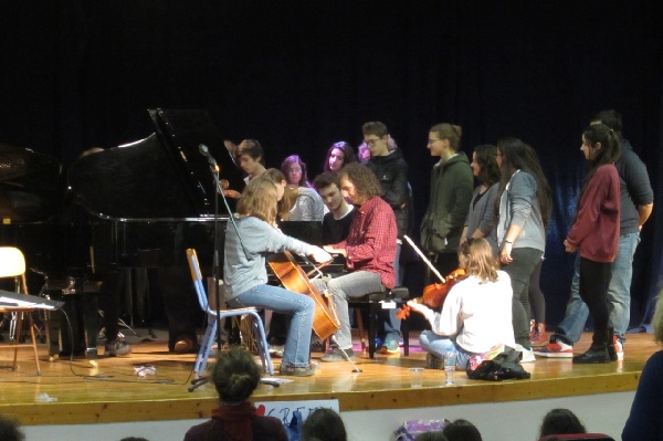 Μαθητές του συνόλου "Μουσικές του κόσμου" με τον συνθέτη Σταύρο Λάντσια