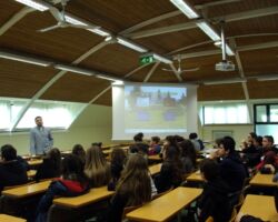 Το Σύνολο "Μουσικές του κόσμου" στην Αμερικάνικη Γεωργική Σχολή Το Σύνολο "Μουσικές του κόσμου" στην Αμερικάνικη Γεωργική Σχολή