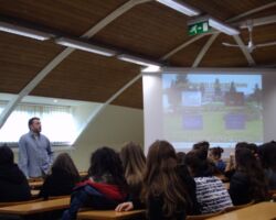 Το Σύνολο "Μουσικές του κόσμου" στην Αμερικάνικη Γεωργική Σχολή Το Σύνολο "Μουσικές του κόσμου" στην Αμερικάνικη Γεωργική Σχολή