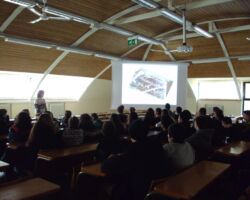 Το Σύνολο "Μουσικές του κόσμου" στην Αμερικάνικη Γεωργική Σχολή Το Σύνολο "Μουσικές του κόσμου" στην Αμερικάνικη Γεωργική Σχολή